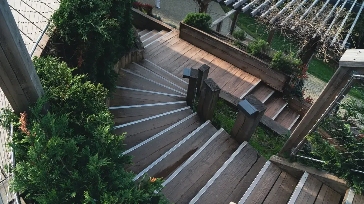 entretenir sa terrasse bois — Entretenir une terrasse en bois saison après saison