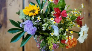 bouquet de fleurs de saison — Bouquet de fleurs de saison : composer par rôles et hauteurs